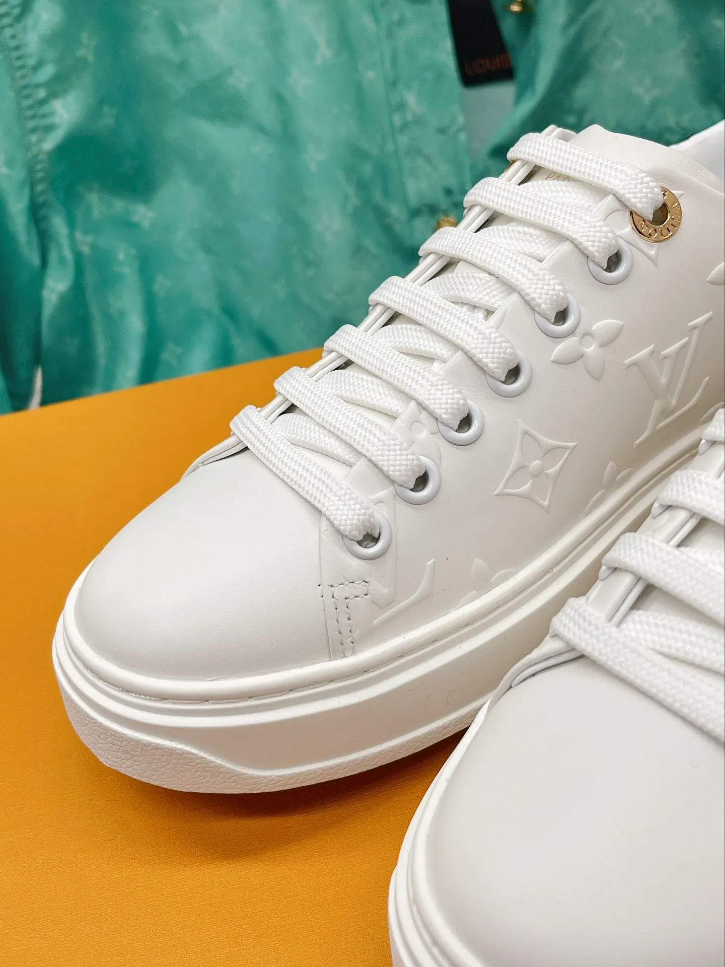 👟👟Ex-factory price 560👟👟 LV (couples model) Donkey brand 2022 new color Latest thick-soled white shoes Three-dimensional embossed technology New color Super good-looking Girly heart bursting with youthful vitality Versatile fashion —————————————————— Fabric: Cowhide Lining: Silk cowhide Outsole: T👟👟Ex-factory price R wear-resistant sole Code number: 35-45